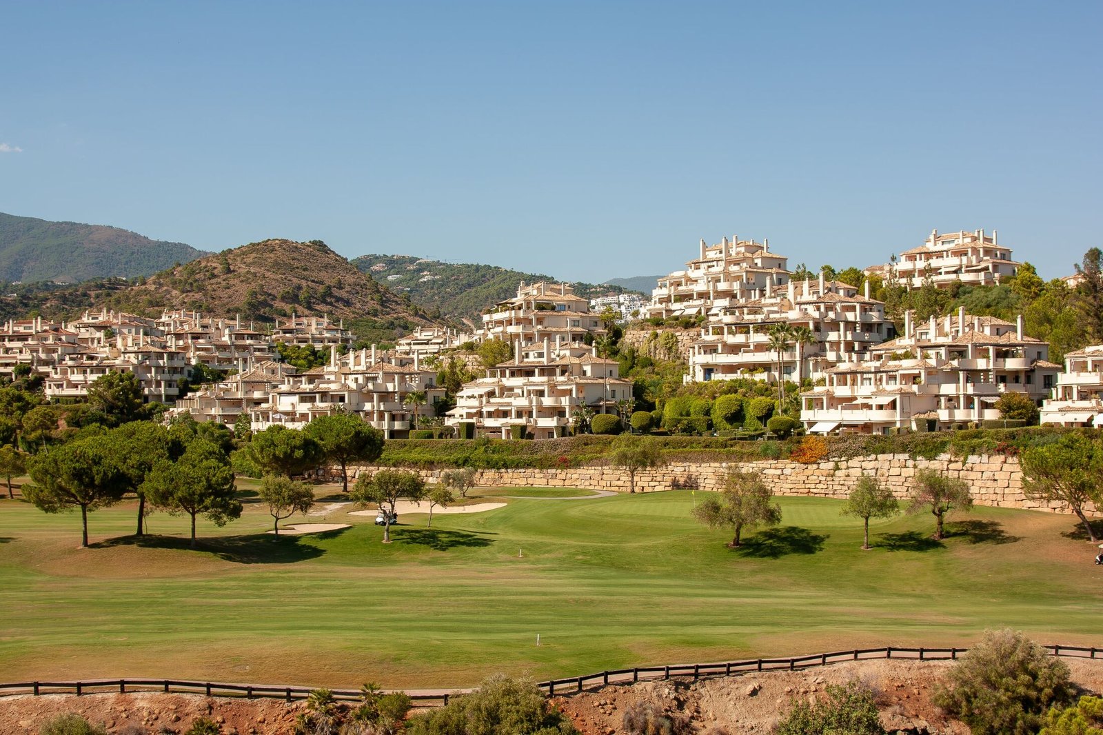 Appartementen op de heuvels langs een golfbaan aan de Costa del Sol
