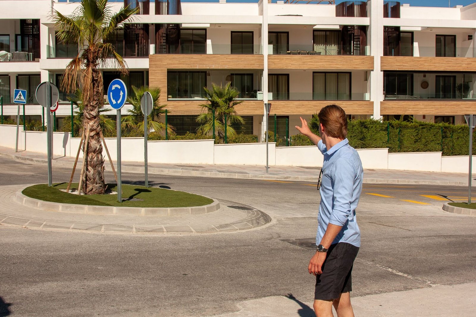 Wessel van der Hoorn wijst een appartementencomplex aan tijdens een bezichtiging aan de Costa del Sol