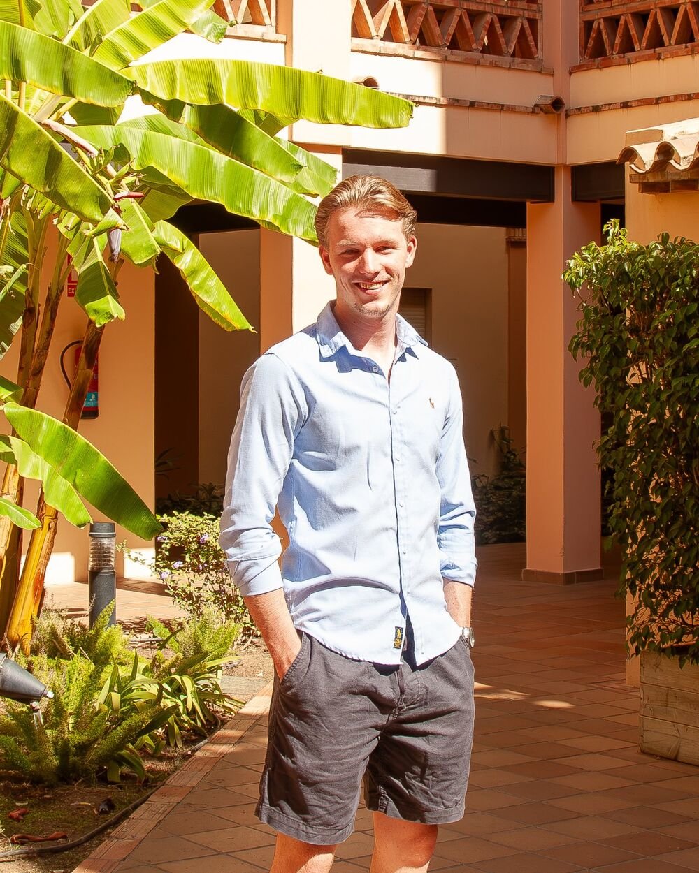 Wessel van der Hoorn, oprichter van Golden Casa, in een binnentuin in Spanje